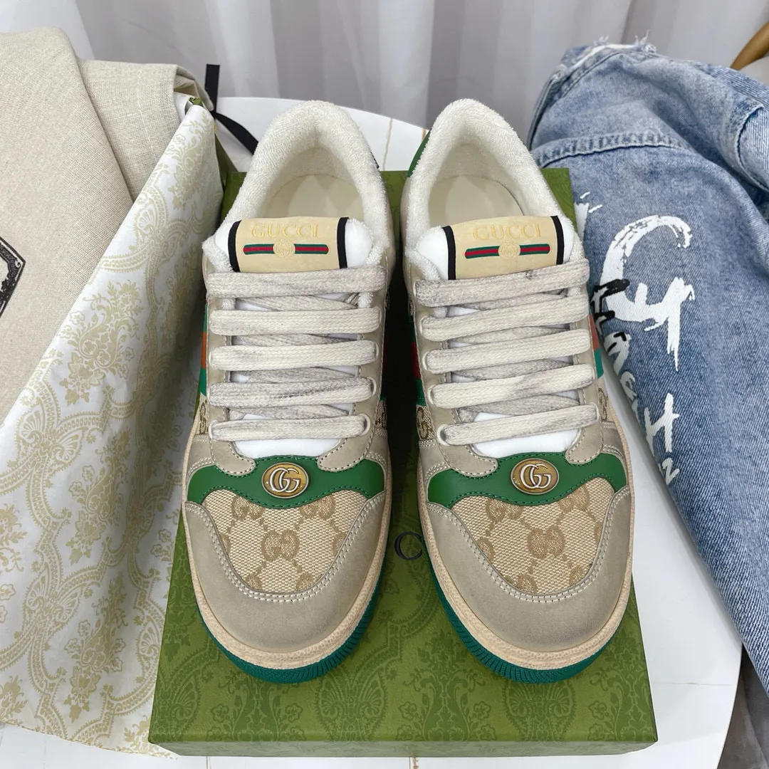 Ex-factory price: 540💰 GUCCI Gucci's newly upgraded back cover lining, top-notch old dirty shoes, classic casual sports shoes for couples, retro sneakers and old G family dirty shoes, updated at the counter simultaneously! ①The shoe upper has the same water-based edge coating process as the original version⚠️The ordinary oil edges on the market have a strong glue feel and are easy to fall off! Grade A first-layer nubuck leather (with pores)/matching computer embroidered double G cloth, high-density terry velvet lining. ② A PVC transparent small round mark sealing line is added to the details of the midsole. The mold is opened six times and the jewelry craftsmanship is used to customize the two-color double G buckle, striving to be the same as the original version. A pair of buttons is more than three times more expensive than ordinary buckles on the market. ③An old two-color washable label, the chip is placed on the outer waist of the right foot, the entire shoe is completely hollowed out with rubber technology, TUP material (rubber to distinguish the market) with the latest green packaging from the counter, 3D printed handbag, and a pair of shoelaces. There is no pressure when entering and exiting the counter. You can buy a 1:1 accurate replica of the original version and modify and upgrade it repeatedly. The details are perfectly restored, the materials are all customized, and they are truly top-notch. Please look at the details clearly to identify the quality. Upper: First-layer frosted cowhide/embroidered double G cloth. Lining: original high-density velvet lining. Foot pads: original pearlescent sheepskin. Outsole: private molded vacuum TPU material. Packaging: original top-grade full set packaging at the counter. Shoe size: women's size 35-40, men's size 39-44 (men's size 38, 45🉑️customized, non-returnable)